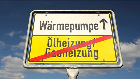 Ein deutsches Ortsschild mit den Worten Oel- /Gasheizungen und Waermepumpe - Foto: istockphoto.com / DesignRage