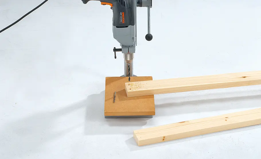 Truhe bauen: Schritt 23 von 44 Loch bohren