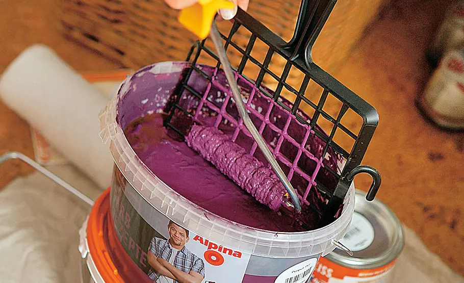 Rahmen mit Wandfarbe gestalten: Schritt 8 von 13 Farbrolle abstreifen