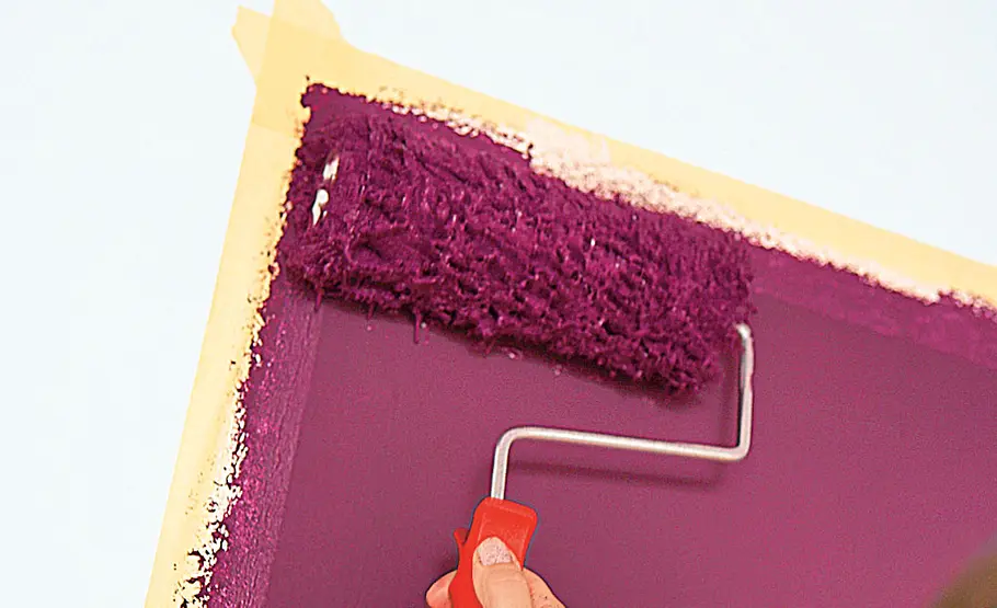 Rahmen mit Wandfarbe gestalten: Schritt 10 von 13 Farbe diagonal auftragen