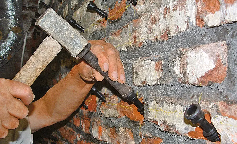 Wand trocken legen per Injektionsverfahren Wand trockenlegen per Injektion