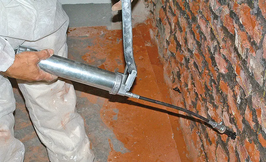 Wand trocken legen per Injektionsverfahren Wand trockenlegen per Injektion
