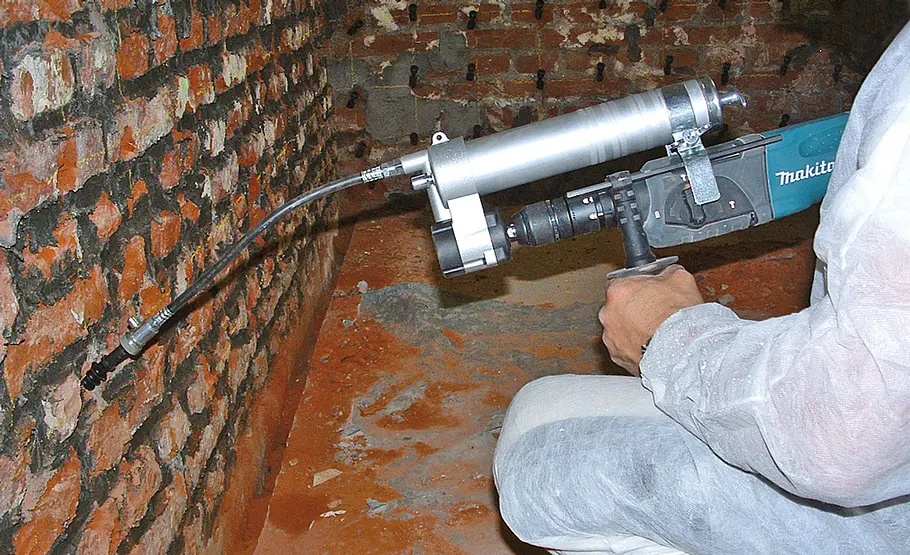 Wand trocken legen per Injektionsverfahren Wand trockenlegen per Injektion