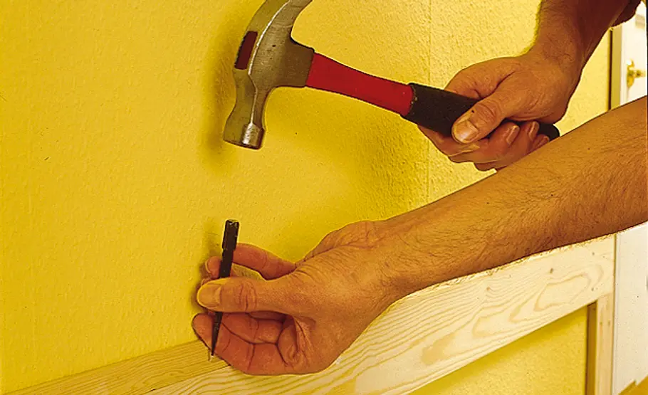 Vertäfelung bauen: Schritt 6 von 13 Profilleiste aufnageln