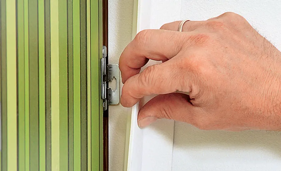 Paneele verlegen: Schritt 12 von 16 Innenecken-Profile aufstecken