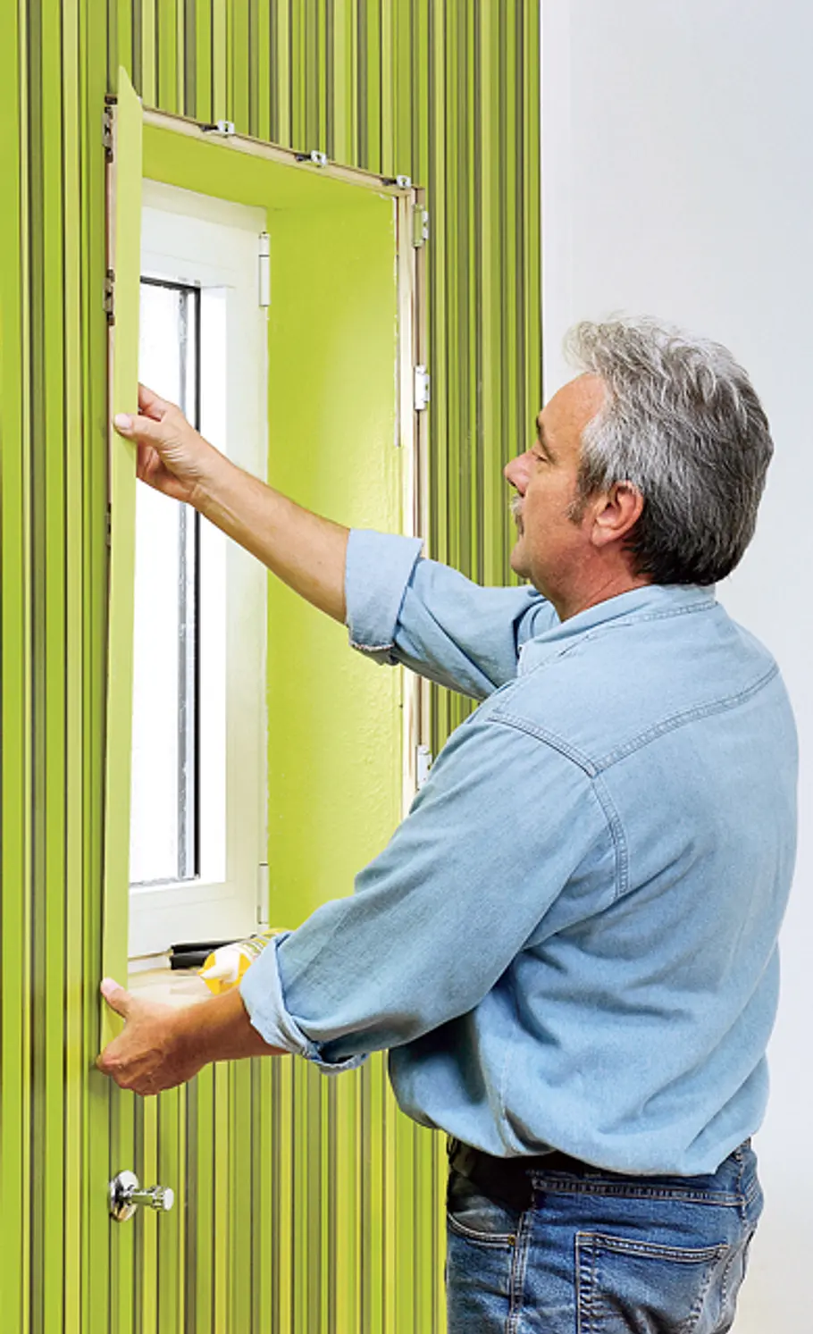 Paneele verlegen: Schritt 15 von 16 Fenster-Profile festkleben