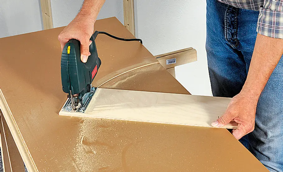 Wandverkleidung: Schritt 8 von 26 Kreisausschnitt sägen