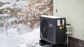 Eine Wärmepumpe im Winter mit Schnee auf der Außeneinheit - Foto: istockphoto.com / Klubovy Eine Wärmepumpe im Winter mit Schnee auf der Außeneinheit - Foto: istockphoto.com / Klubovy