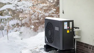Eine Wärmepumpe im Winter mit Schnee auf der Außeneinheit - Foto: istockphoto.com / Klubovy