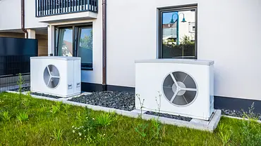 Zwei Wärmepumpen stehen vor einer weißen Hausfassade - Foto: istockphoto.com / brebca Zwei Wärmepumpen stehen vor einer weißen Hausfassade - Foto: istockphoto.com / brebca