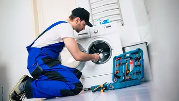Waschmaschine reparieren - Foto: iStock / Povozniuk Waschmaschine reparieren - Foto: iStock / Povozniuk