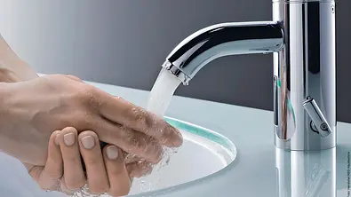 Wer den Wasserhahn zum Einseifen der Hände schließt, spart jedes Mal rund 15 Liter Trinkwasser ein! - Foto: Hersteller/AEG Haustechnik Wer den Wasserhahn zum Einseifen der Hände schließt, spart jedes Mal rund 15 Liter Trinkwasser ein! - Foto: Hersteller/AEG Haustechnik