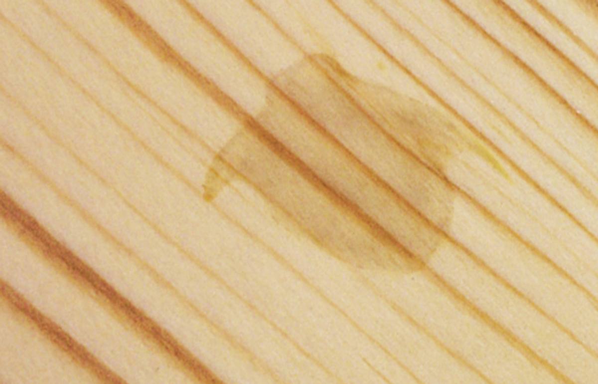 Flecken auf Holz entfernen