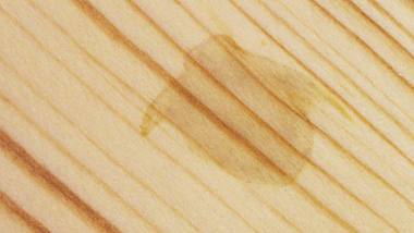 Flecken auf Holz entfernen