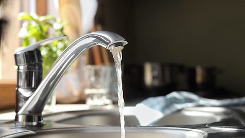 Wasserhahn mit Durchlauferhitzer - Foto: iStock/Liudmila Chernetska