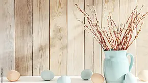Weidenkätzchen-Zweige in hellblauer Vase - Foto: istock / lemusique Weidenkätzchen-Zweige in hellblauer Vase - Foto: istock / lemusique