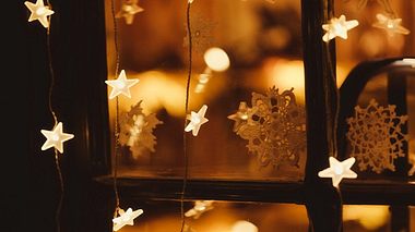 Weihnachtsbeleuchtung fenster - Foto: iStock/Inna Giliarova