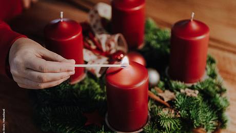 Die schönsten Kränze für den Advent | Weihnachtskranz  | selbst.de - Foto: iStock / NRuedisueli