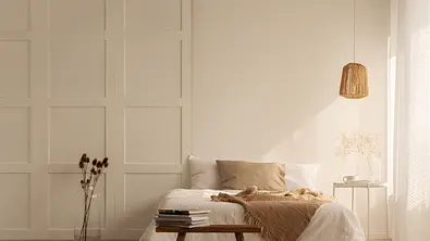 Ein Doppelbett in einem mit beigen Farben eingerichtetem Schlafzimmer - Foto: iStock / KatarzynaBialasiewicz