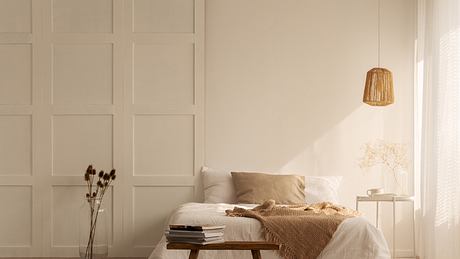 Ein Doppelbett in einem mit beigen Farben eingerichtetem Schlafzimmer - Foto: iStock / KatarzynaBialasiewicz