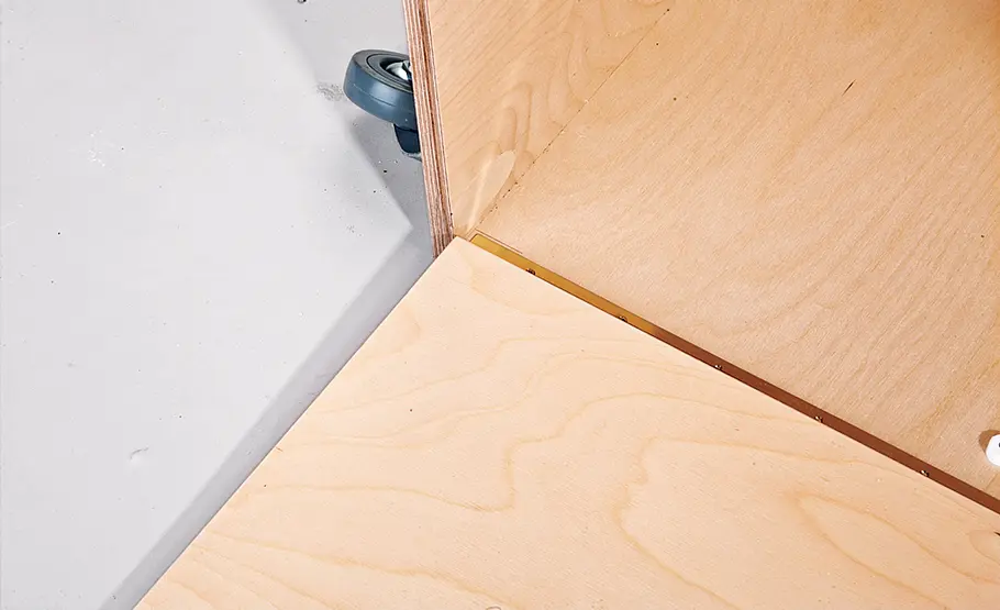 Werkbank bauen: Schritt 16 von 26 Schranktür einbauen