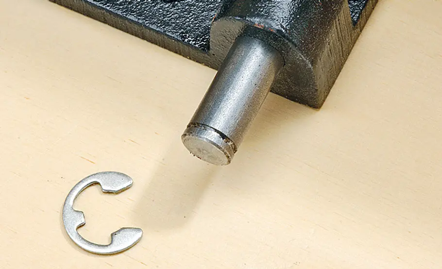 Werkbank bauen: Werktisch-Aufsatz Sicherungsring aufstecken