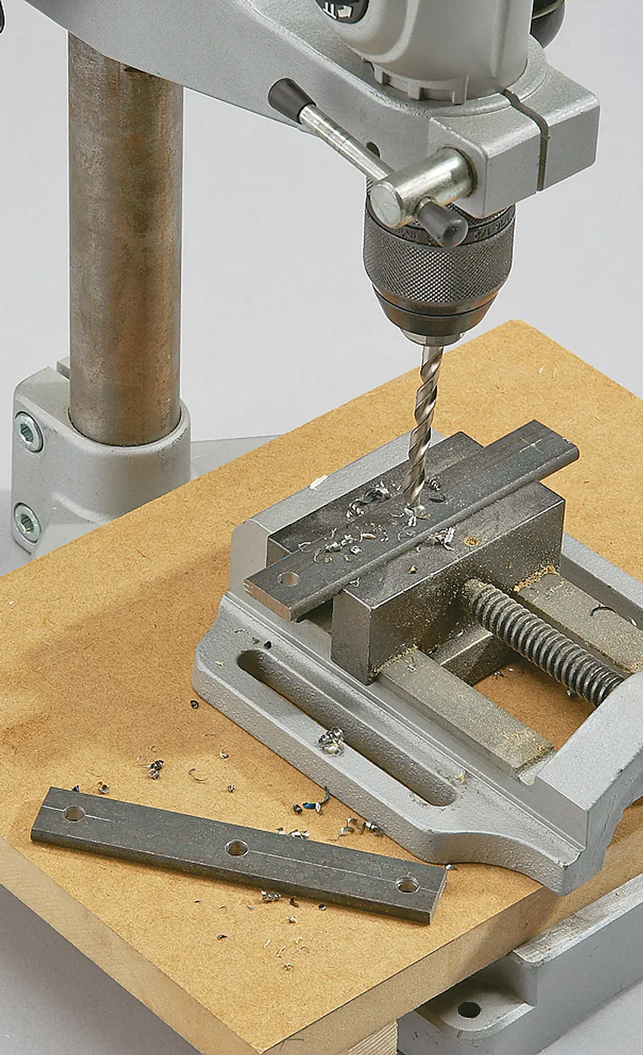 Werkzeugwagen bauen: Schritt 30 von 43 Stahl bohren