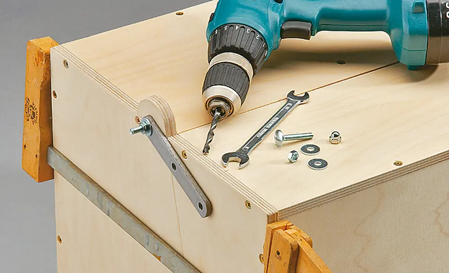 Werkzeugwagen bauen: Schritt 31 von 43 Eisen verschrauben