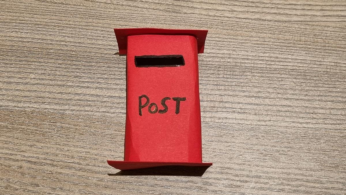 Roter Briefkasten für die Wichteltür