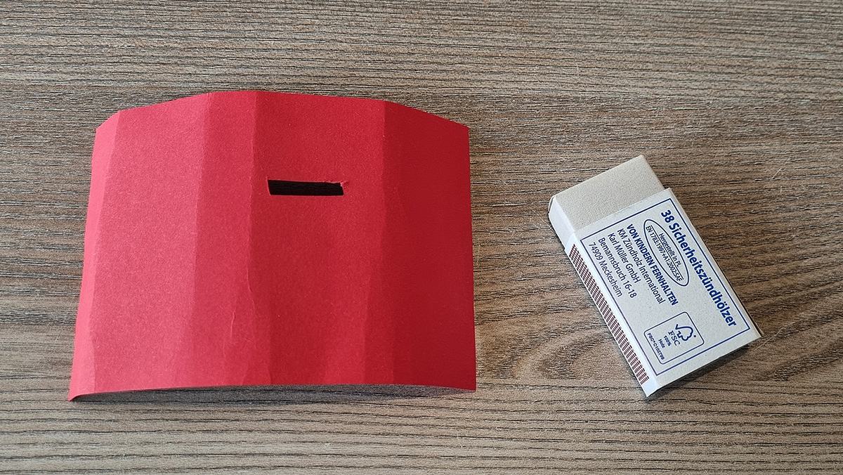 Streichholzschachtel und Pappe für Briefkasten