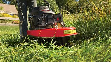 Ein Wiesenmäher hilft beim Abmähen von hochgewachsenem Gras - Foto: Hersteller/MTD