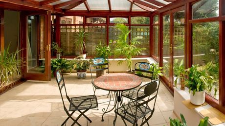 Zweimal im Jahr ist es an der Zeit, den Wintergarten zu reinigen. Wir verraten, wie Fenster, Markise und Boden sauber werden. - Foto: istock/kodachrome25