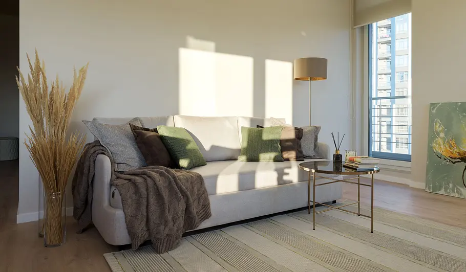 Wohnzimmer einrichten nach Feng Shui Wohnzimmer einrichten nach Feng Shui: Neben dem Sofa halten aufstrebende Elemente (Schilfbüschel & Stehlampe) schädliches Sha-Qi fern.