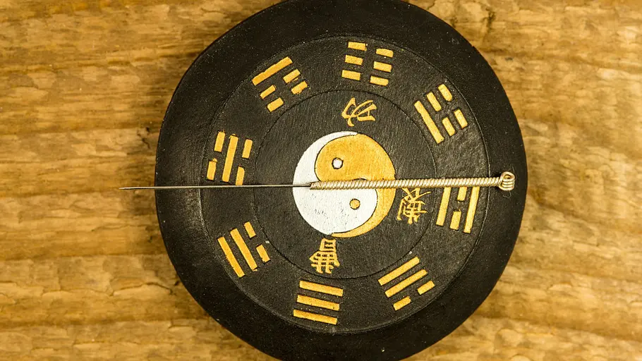 Yin und Yang stehen als sich ergänzende und ausgleichende Kräfte im Zentrum des Feng Shui, das Harmonie & Gleichgewicht herzustellen versucht. Einfacher Bagua-Kompass im Feng Shui: Im Zentrum steht das Yin-Yang-Symbol, außen die Trigramme.