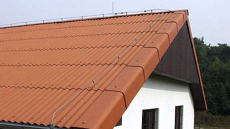 Zementfaserplatten als Dacheindeckung - Foto: Csje02, Wellplatten, CC BY-SA 3.0