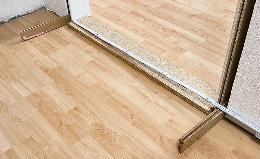 Tür einbauen: Schritt 6 von 19 eingesetzte Zarge auszurichten