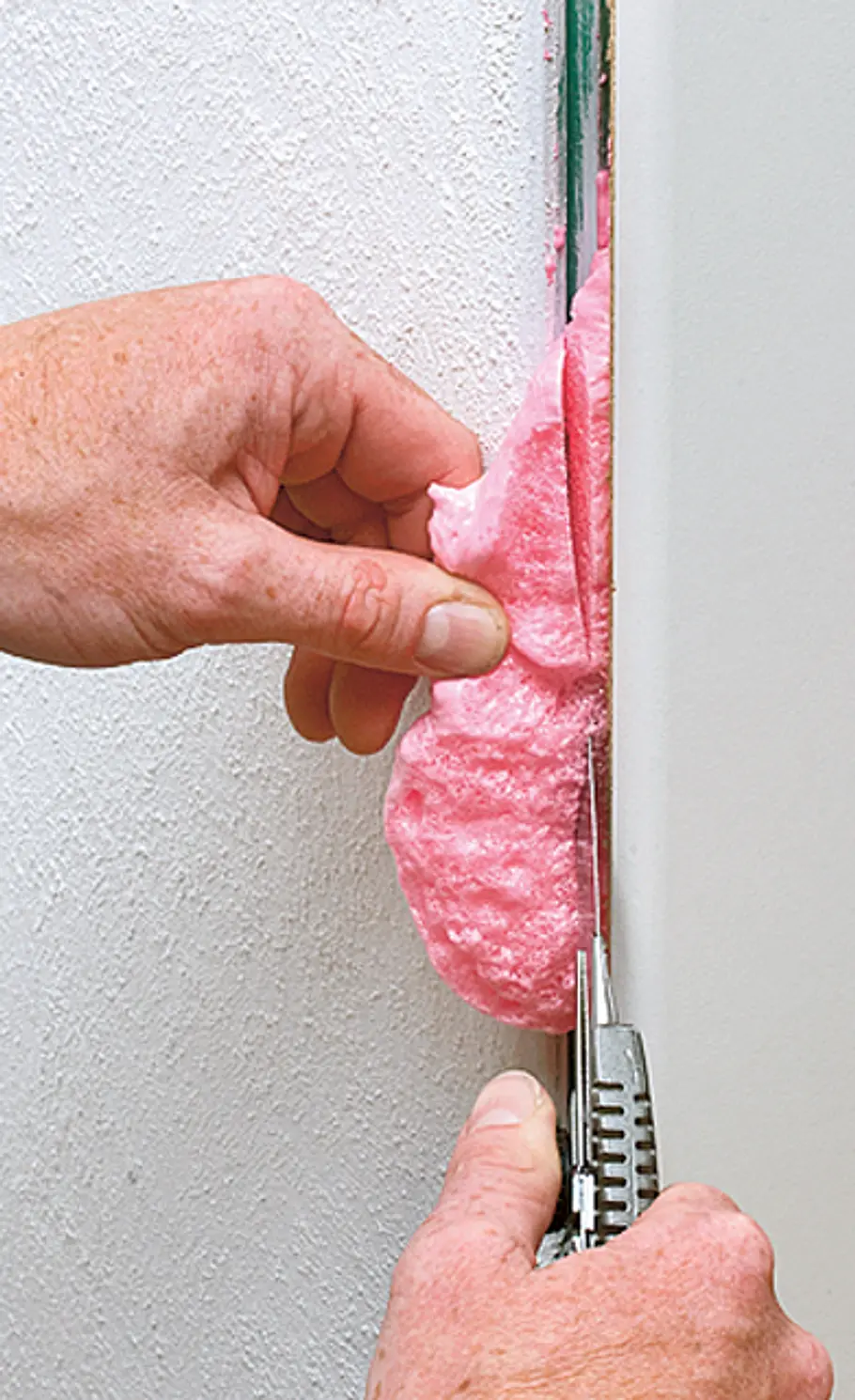 Tür einbauen: Schritt 9 von 19 PU-Schaum abschneiden
