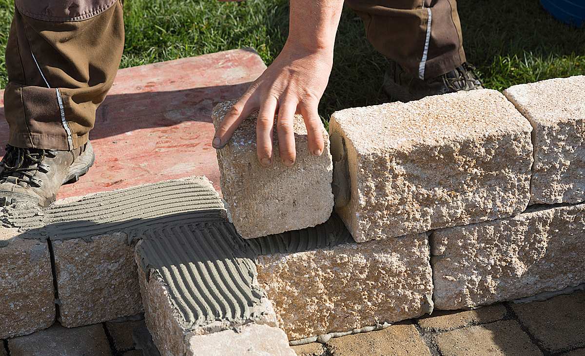 Zugeschnittenen Stein in Ecke setzen