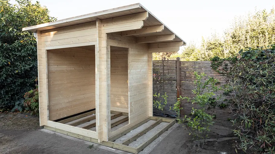 Zwischenstand Sauna Korpus und Dach der Sauna sind aufgebaut